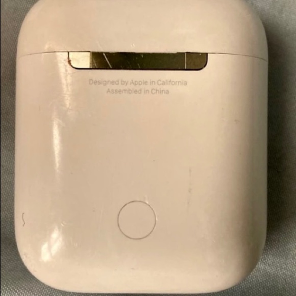 Apple case (NO AIRPOD INSIDE)
